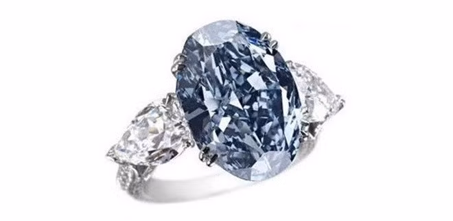 8. Nhẫn kim cương Chopard (16,26 triệu USD): Chopard Blue Diamond là một chiếc nhẫn đính hôn giá trị được tạo nên bởi công ty trang sức nổi tiếng Chopard với viên kim cương xanh chính giữa, hai bên là hai viên kim cương trắng.