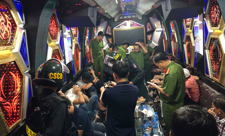 Khoảng 22h tối qua 25/5, Phòng PC64 cùng phối hợp với Đoàn Kiểm tra liên ngành Văn hóa – Xã hội TP HCM (Đoàn 1), Trung đoàn cảnh sát cơ động…tiến hành đột kích nhiều khách sạn, nhà hàng ở trung tâm TP HCM và phát hiện gần 100 cô gái đang thác loạn.