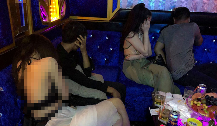 Được biết, nhà hàng Phoenix nằm trong các tụ điểm kinh doanh nhạy cảm phức tạp trên địa bàn mà UBND phường Phạm Ngũ Lão (quận 1) đã đề xuất Phòng PC64 phối hợp kiểm tra, triệt xoá.