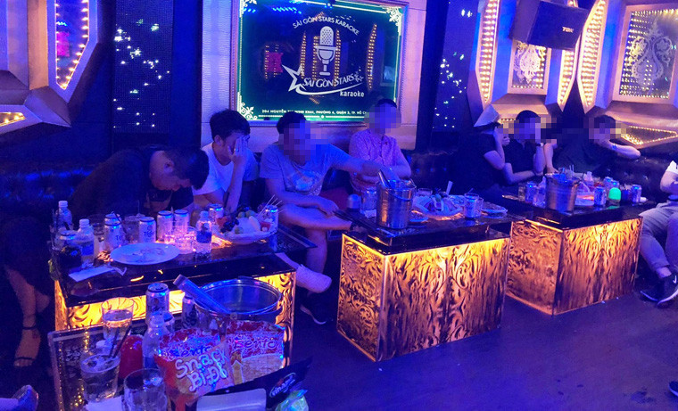 Thấy cảnh sát, các "chân dài " tìm cách bỏ ra ngoài nhưng đều bị giữ lại để kiểm tra hành chính.