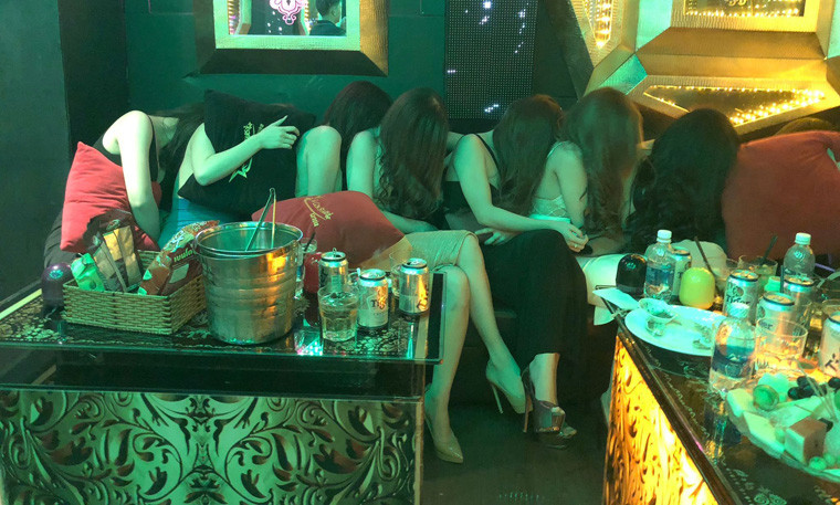 Tại thời điểm công an tiến hành kiểm tra, bên trong nhà hàng có gần 30 tiếp viên ăn mặc hở hang đang phục vụ khách hát karaoke.