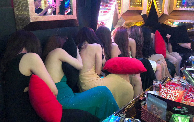 Kết thúc buổi kiểm tra, lực lượng chức năng đã đưa gần 10 nam, nữ có dấu hiệu sử dụng ma tuý về trụ sở công an để kiểm tra.