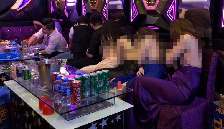 Các lỗi vi phạm như: kinh doanh karaoke không phép, không ký hợp đồng lao động, sử dụng quá số lượng tiếp viên cho phép trong mỗi phòng, vi phạm quay định về PCCC, để khách vào sử dụng ma tuý trong cơ sở.…