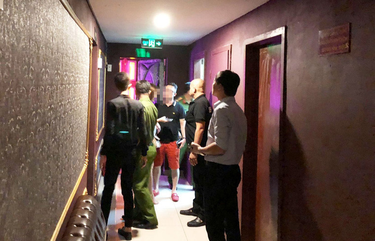 Ngay khi Đoàn kiểm tra xuất hiện, nhiều tiếp viên bỏ chạy vào phòng thay đồ, nhà vệ sinh để tránh nhưng đều bị giữ lại.