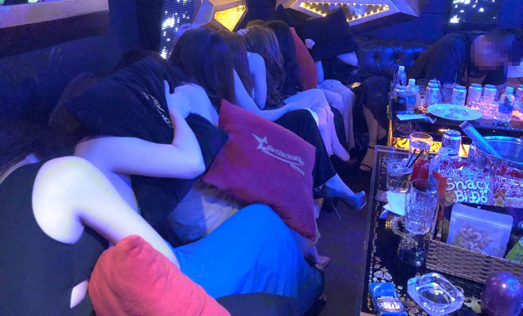 Đáng chú ý là tại phòng VIP 3 của nhà hàng Phoenix, công an phát hiện nhiều túi nilon chứa tinh thể màu trắng, nghi là ma túy và viên nén nghi là thuốc lắc.