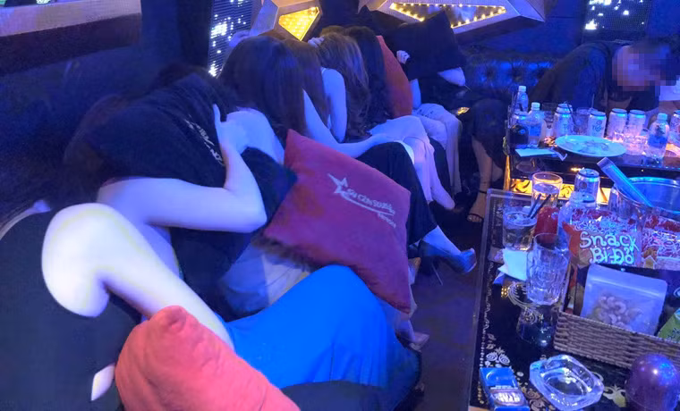 Đáng chú ý là tại phòng VIP 3 của nhà hàng Phoenix, công an phát hiện nhiều túi nilon chứa tinh thể màu trắng, nghi là ma túy và viên nén nghi là thuốc lắc.