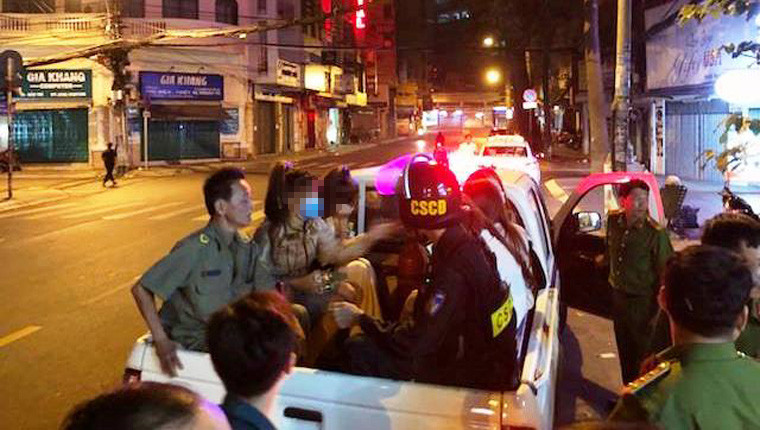 Kết thúc buổi kiểm tra, lực lượng chức năng đã đưa gần 10 nam, nữ có dấu hiệu sử dụng ma tuý về trụ sở công an để kiểm tra.