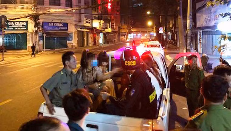 Kết thúc buổi kiểm tra, lực lượng chức năng đã đưa gần 10 nam, nữ có dấu hiệu sử dụng ma tuý về trụ sở công an để kiểm tra.