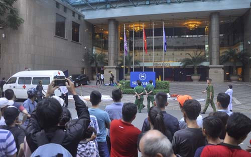 Roi tu toa nha Sheraton giua TPHCM, nam cong nhan tu vong