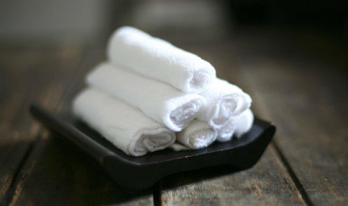 Khi bạn bị mụn ở vùng mông, bạn có thể ngồi lên một miếng vải thấm nước ấm. Hơi ấm sẽ làm dịu vùng da bị mụn, giúp mở lỗ chân lông và đẩy ra một số vi khuẩn và mủ. Ảnh: alicdn.