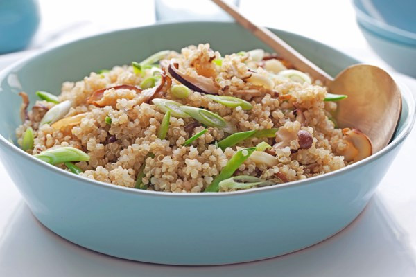 Hạt quinoa chứa nhiều carbs có lợi và protein có nguồn gốc thực vật. Đây là 2 dưỡng chất đa lượng rất hiệu quả trong việc giúp cơ thể phục hồi sau tập luyện.