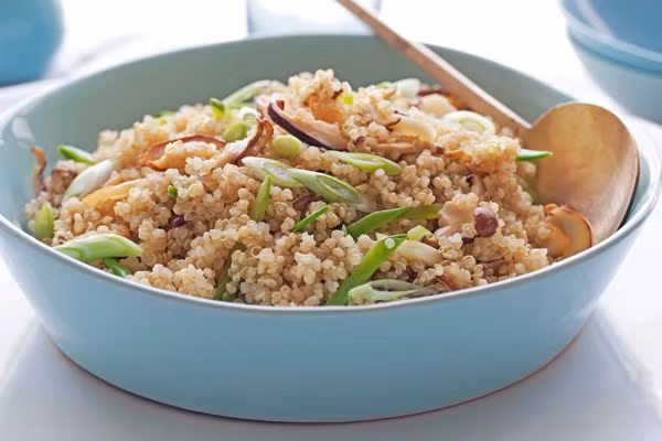 Hạt quinoa chứa nhiều carbs có lợi và protein có nguồn gốc thực vật. Đây là 2 dưỡng chất đa lượng rất hiệu quả trong việc giúp cơ thể phục hồi sau tập luyện.