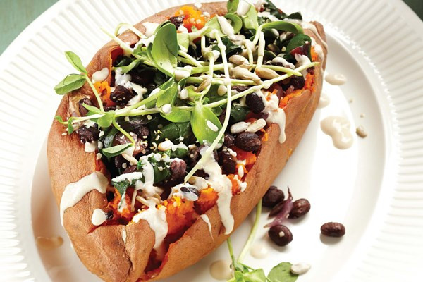 Khoai lang không chí có hương vị thơm ngon mà loại thực phẩm rẻ tiền này còn chứa chất xơ và kai - 2 dưỡng chất giúp cơ thể phục hồi sau khi luyện tập. Ảnh: Foodnetwork.