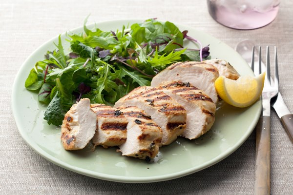 Thịt gà chứa nhiều protein dễ tiêu hóa, rất phù hợp để ăn sau những giờ phút luyện tập mệt mỏi.