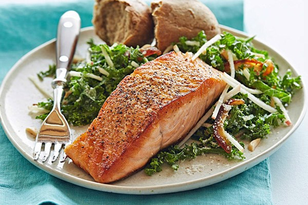 Cá hồi giàu omega-3, đồng thời cung cấp protein giúp phục hồi cơ bắp. Trong khi đó, chất béo lành mạnh có trong cá hồi giúp giảm viêm khớp và giữ cho hệ thống tim mạch của bạn ở trạng thái tốt nhất.