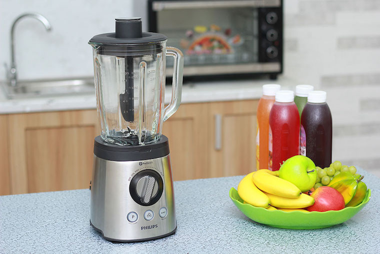 Dụng cụ để làm sữa đậu phộng bao gồm: máy xay sinh tố, chảo rang lạc, rây lọc, muỗng và nồi nấu. Ảnh: tgdd.