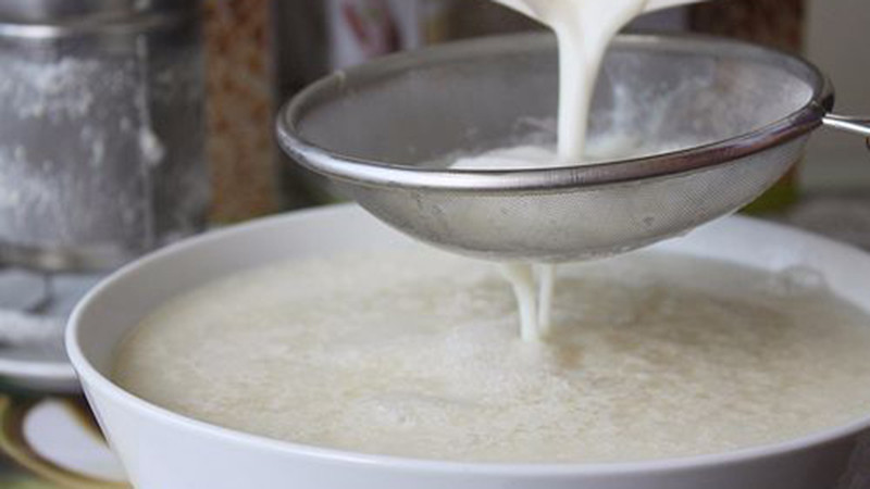 Lúc này, bạn dùng rây để lọc bỏ phần bã đậu. Ảnh: tgdd.