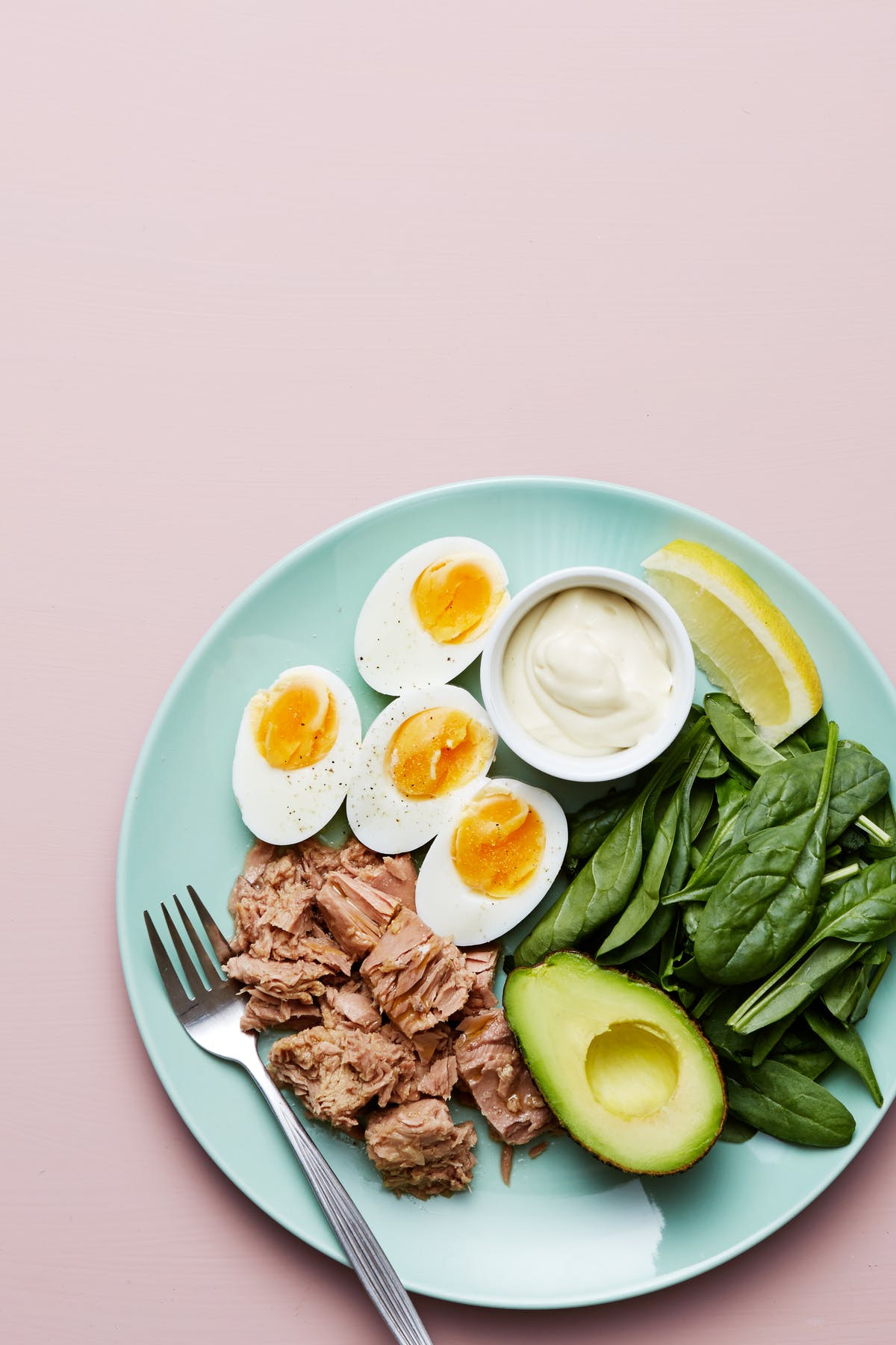 Tương tự, cá ngừ cũng là nguồn thực phẩm giàu iốt. Ngoài ra, cá ngừ còn rất giàu kali, sắt và vitamin nhóm B. Ảnh: dietdoctor.