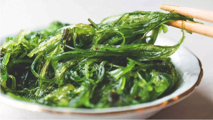 Rong biển là nguồn cung cấp dồi dào các chất chống oxy hóa, vitamin và khoáng chất, calo. Đây cũng là một trong những thực phẩm giàu iốt. Ảnh: Healthline.