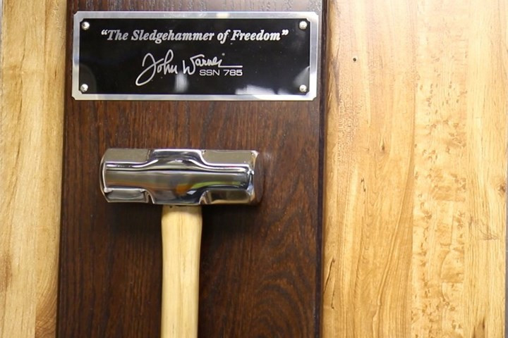 Dòng chữ “Búa tạ Tự do”. Chùm ảnh tàu ngầm này do phóng viên tờ Business Insider chụp.