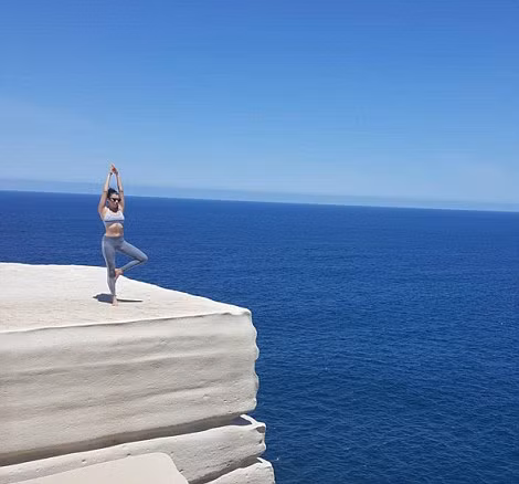 Vách đá tự nhiên xinh đẹp Wedding Cake Rock bên bờ biển Marley của Sydney (Australia) được nhiên người ưa mạo hiểm lựa chọn làm địa điểm tập yoga.