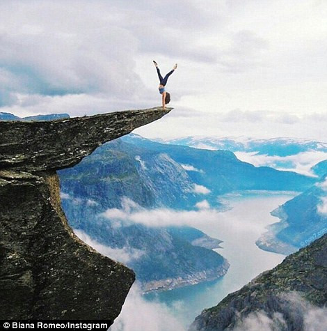 Người tập yoga hẳn là người ưa mạo hiểm mới có thể tập những động tác ở trên đỉnh vách đá như vậy.