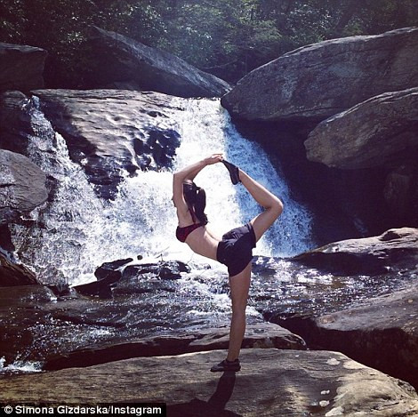 Cô gái uốn mình bên thác nước tuyệt đẹp.