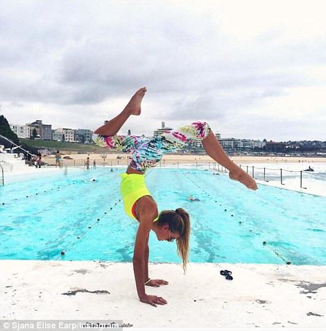 Động tác tập yoga điêu luyện bên hồ bơi.