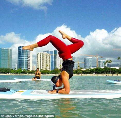 Tập yoga trên ván lướt sóng.