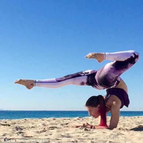 Bờ biển là một trong những địa điểm lý tưởng cho những ai muốn "khoe" động tác yoga điêu luyện.