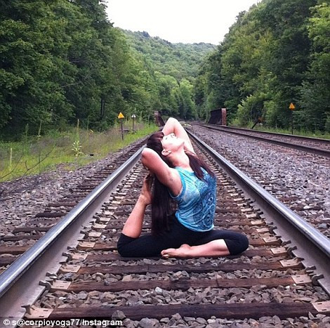 Ngay cả ngồi trên đường ray tàu người ta cũng có thể phô diễn các động tác yoga. 