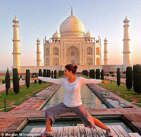 Nhiều người yêu thích yoga chọn các địa điểm tập là những danh lam thắng cảnh trên thế giới như trước đền Taj Mahal (Ấn Độ)...