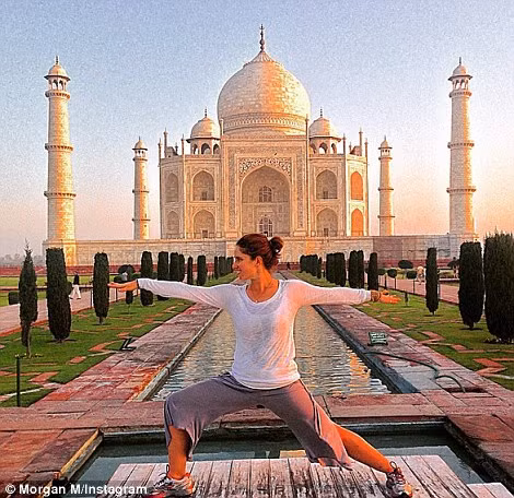 Nhiều người yêu thích yoga chọn các địa điểm tập là những danh lam thắng cảnh trên thế giới như trước đền Taj Mahal (Ấn Độ)...