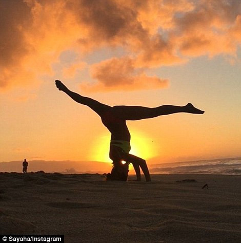 Một động tác tập yoga "cực chất" trước khung cảnh hoàng hôn.