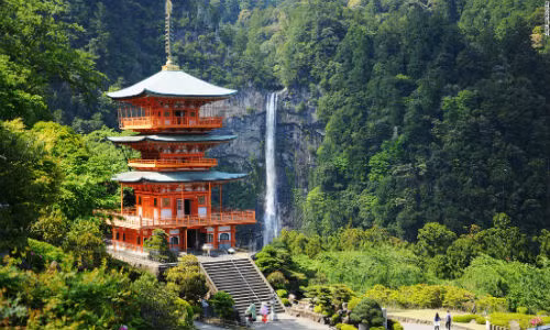 Thác Nachi (Wakayama) cao 133 mét và là thác nước lớn nhất ở Nhật Bản.