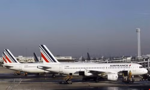 May bay Phap phai chuyen huong vi de doa co bom