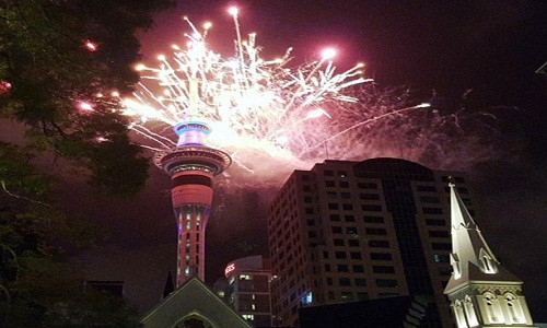 New Zealand đã chính thức bước sang năm mới 2016 với màn pháo hoa rực rỡ trên tháp Sky Tower ở thành phố Auckland.