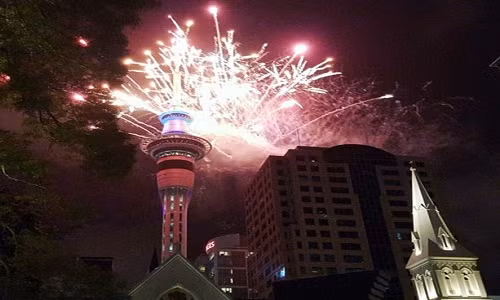 New Zealand đã chính thức bước sang năm mới 2016 với màn pháo hoa rực rỡ trên tháp Sky Tower ở thành phố Auckland.