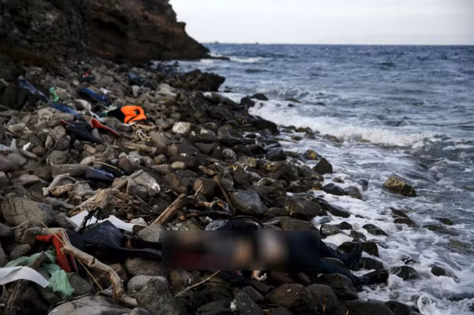 Thi thể một di dân trôi dạt vào bờ biển ở đảo Lesbos, Hy Lạp ngày 7/11/2015.