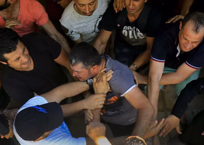 Người tị nạn Syria xung đột trong khi làm thủ tục đăng ký xin tị nạn tại sân vận động quốc gia ở đảo Kos, Hy Lạp ngày 11/8/2015.