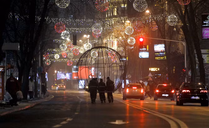 Các công nhân khiêng một cây thông Noel khổng lồ để trang trí trên một con đường ở Skopje, Macedonia ngày 21/12.