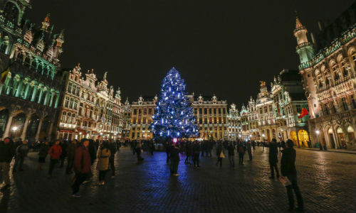 Cây thông lớn được đặt ở Quảng trường Grand Place ở Brussels (Bỉ) ngày 27/11/2015.