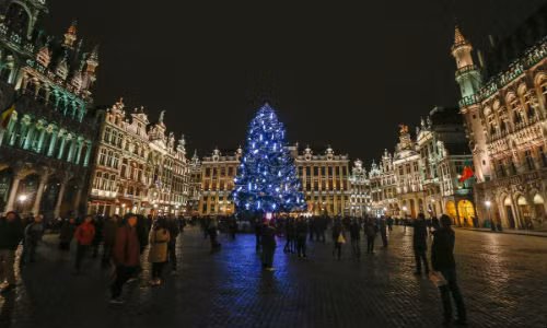 Cây thông lớn được đặt ở Quảng trường Grand Place ở Brussels (Bỉ) ngày 27/11/2015.