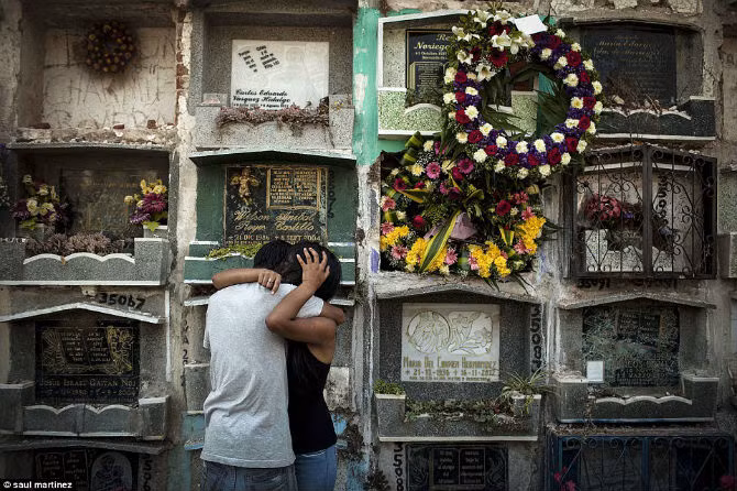 Những người bạn học của một bé gái Guatemala bật khóc trong lễ tang của cô bé ngày 4/4/2014. Cô gái đã bị một thành viên trong băng nhóm tội phạm bắn chết.