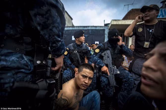 Cảnh sát Guatemala bao vây William Lazoro – đối tượng bị cho là một thành viên của băng đảng tội phạm Mara-18.