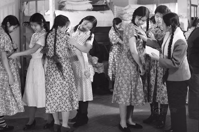 Những bộ váy nhiều màu sắc.