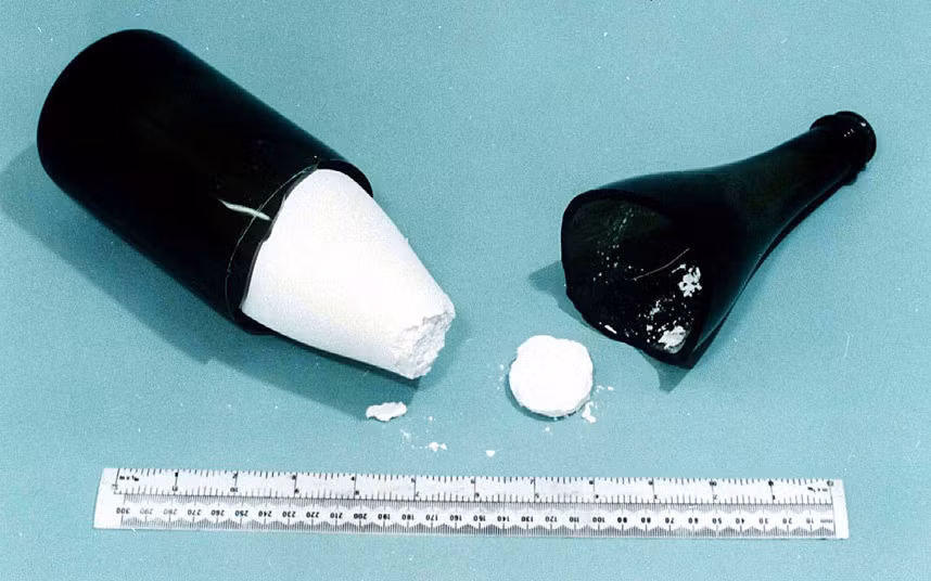 Năm 1997, một người đàn ông bị phát hiện giấu cocaine trong chai sâm panh.