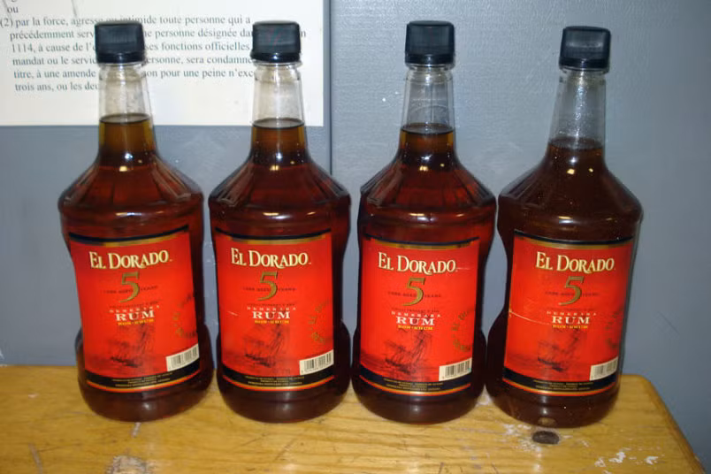 Khi tới sân bay quốc tế Kenneday ở New York (Mỹ), một người đàn ông đến từ Guyana đã bị phát hiện mang theo những chai cocaine dạng lỏng, với tổng giá trị lên tới 7 tỷ đồng.