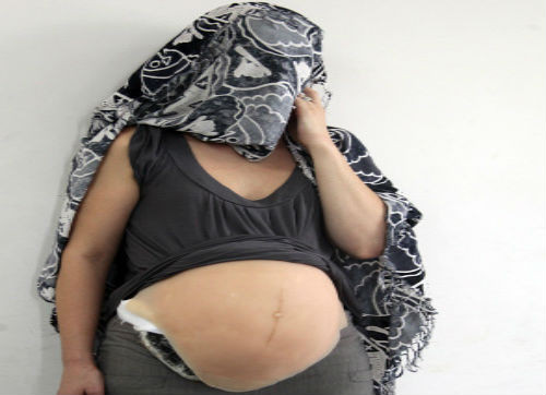 Ritchie Tabatha Leah đến từ Canada đã bị bắt giữ tại sân bay Bogota hồi tháng 9/2013 khi giả vờ mang bầu để cất giấu 2kg cocaine.