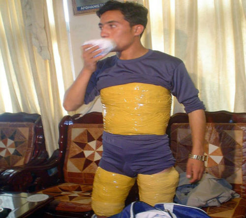 Người đàn ông này đã bị bắt tại sân bay Kabul, Afghanistan hồi tháng 6/2007 sau khi các nhân viên thuế quan phát hiện 7 kg heroin quấn quanh người.
